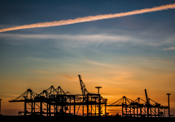 Der Hafen in Bremerhaven bei Dämmerung